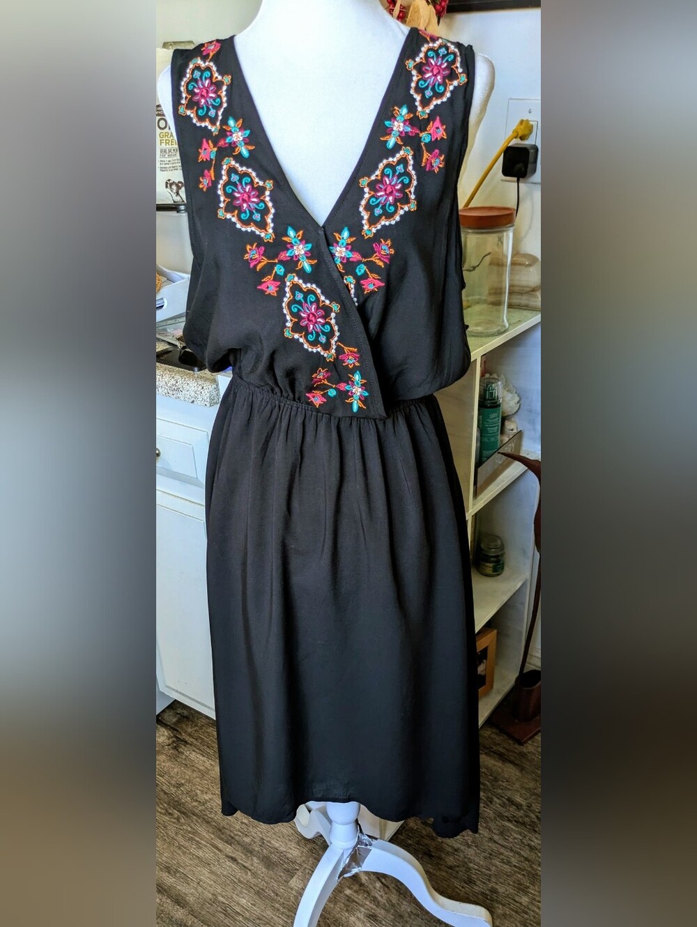 Eyeshadow brand faux wrap Floral embroidered sleeveless midi dress NWT